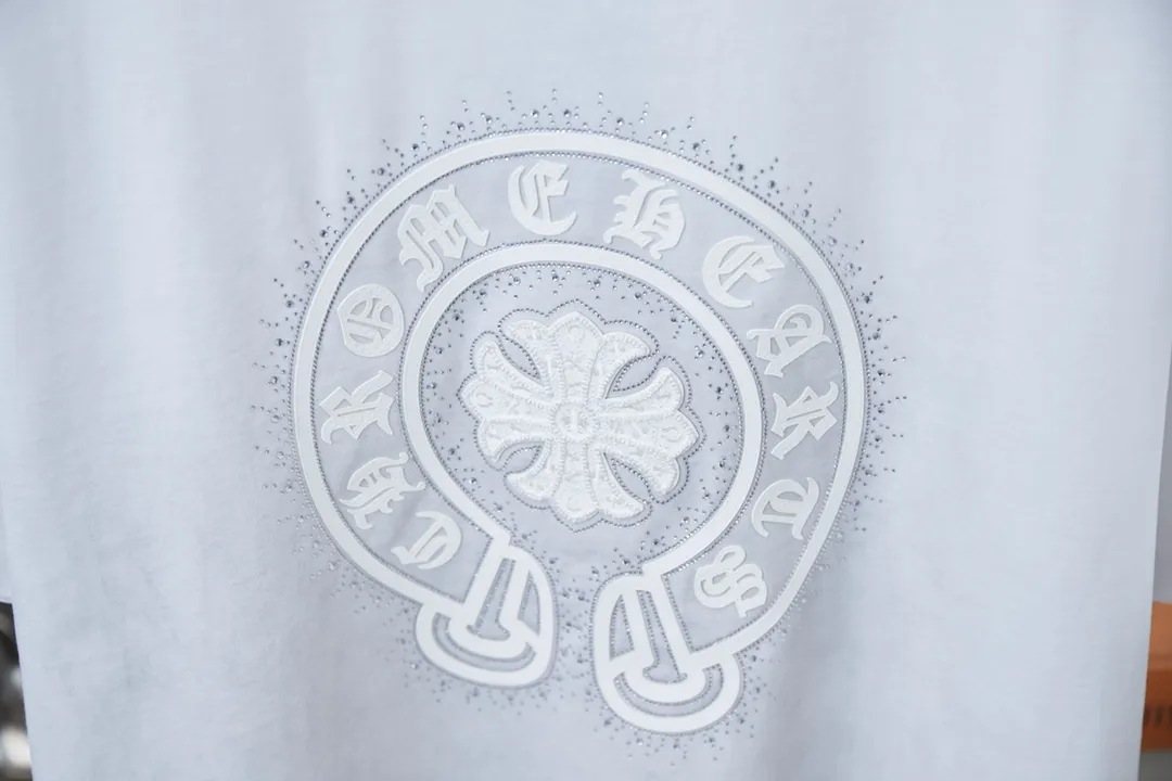 🅿️240 Chrome Hearte 25SS early spring new style Chrome Heart toothbrush embroidered short sleeves Light luxury essential item for daily commuting for men and women Correct version Welcome to compare Detailed features · 280g 100% pure cotton double yarn jersey fabric · Custom dyed in the same vat with special bold 32-count double-ply 1X1 thread · Crocodile toothbrush embroidery pattern➕Imported Australian matte pearl diamonds➕Thick plate texture Crocodile letters. Ready-made garments are dyed and then faded and fried with snowflakes. Then washed to make them look old. General washing to improve the effect·Double-needle stitching and cross-stitch process·Original main mark washed tag brand moisture-proof paper packaging Color: black/white/blue Size: S/M/L/XL